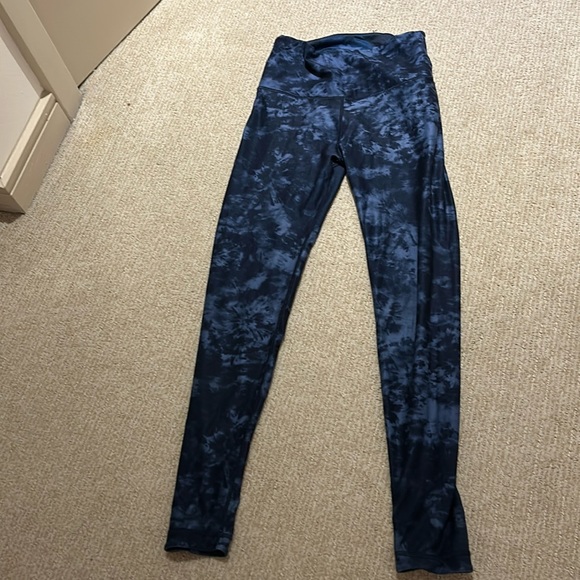 With reversible tie dye leggings - Picture 1 of 4